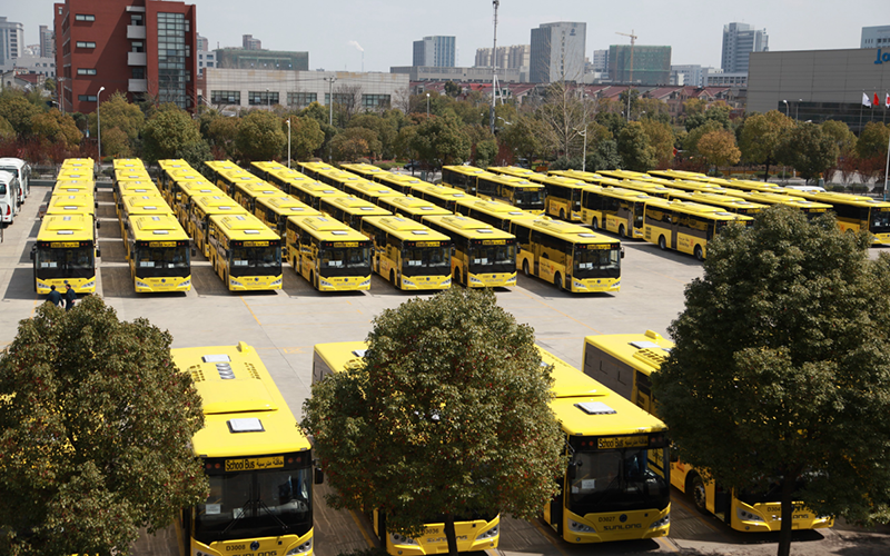 2015年，120臺(tái)SLK6109校車(chē)在申龍工廠(chǎng)整裝待發(fā)沙特市場(chǎng)。